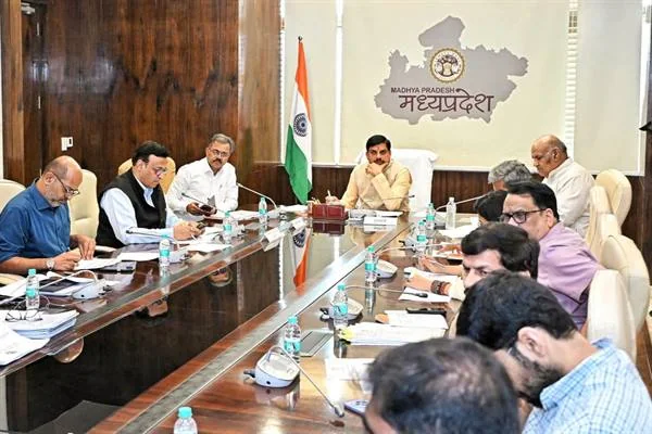 बैठक कक्ष में मुख्यमंत्री डॉ. मोहन यादव अधिकारियों के साथ चर्चा करते हुए