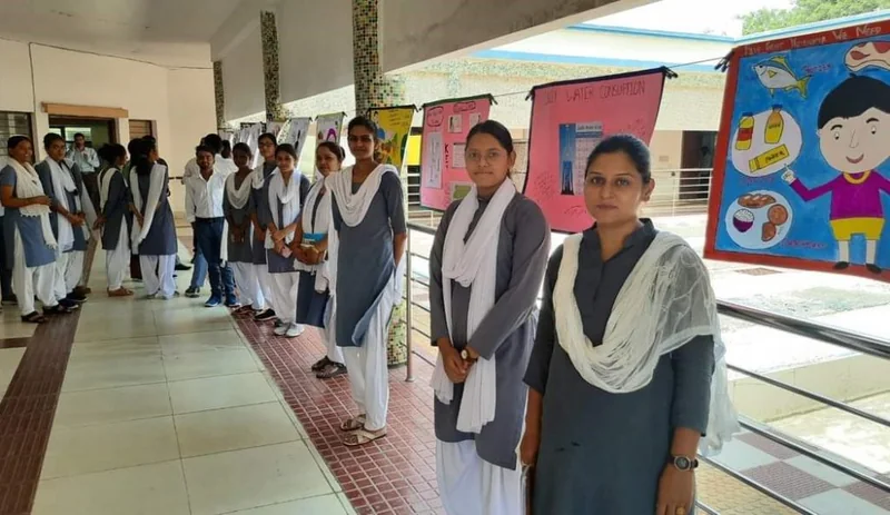 सीआरसी भोपाल द्वारा प्रकाशित जागरूकता गतिविधि में सूचना-पटों के पास खड़े विद्यार्थी