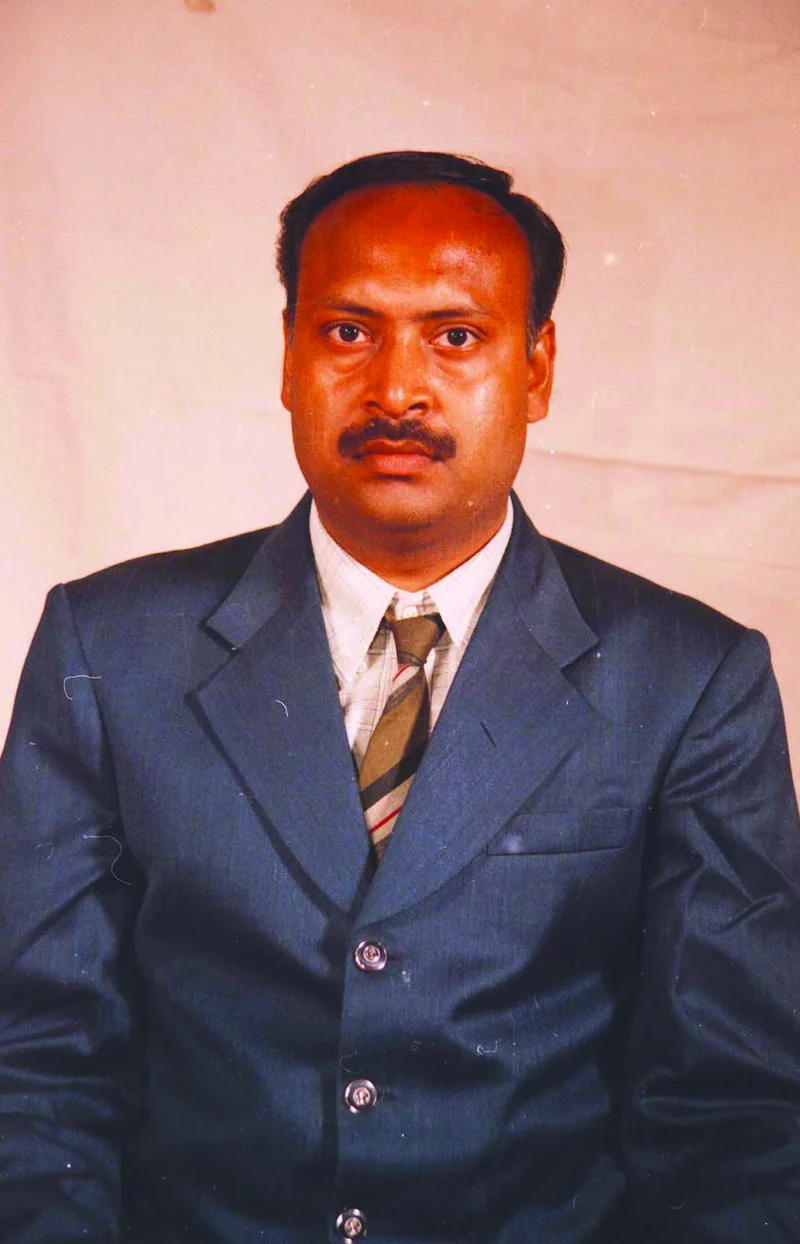 नीले सूट और टाई में कैलाश श्रीवास्तव का अभिलेखीय पोर्ट्रेट।