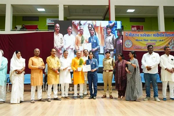 गौलाना विद्यालय मंच पर प्रतिभा मंदिर सम्मान समारोह