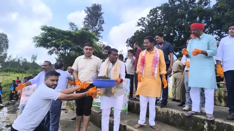 प्रभारी मंत्री श्री दिलीप अहिरवार ने अमरकंटक में किया श्रमदान एवं पौधारोपण