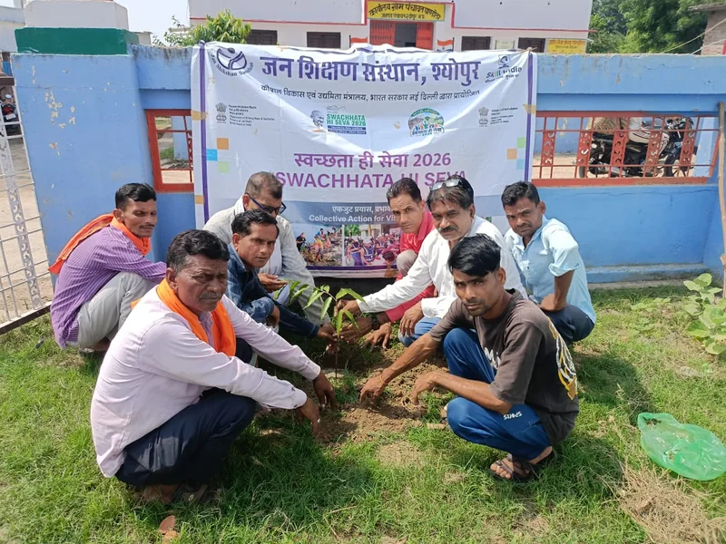 स्वच्छता के साथ पर्यावरण संरक्षण का संकल्प, ग्राम पाण्डोला में हुआ पौधारोपण