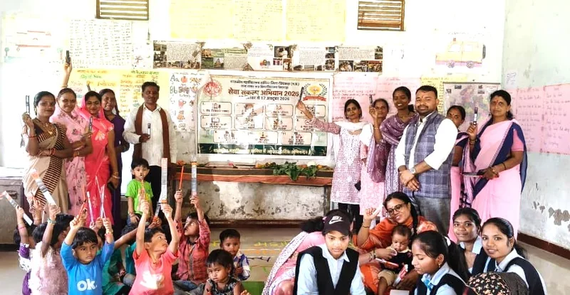 राजथरी आंगनबाड़ी में फल एवं पठन सामग्री का वितरण कर आंगन मिलन सेवा कार्यक्रम हुआ आयोजित